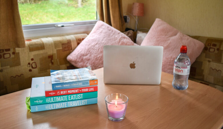 How To Make Passive Income While Travelling